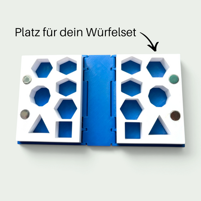 Schneckenschmiede Würfelbuch aus blau-weißem PETG mit magnetischem Verschluss und Aussparungen für Pen and Paper Würfel