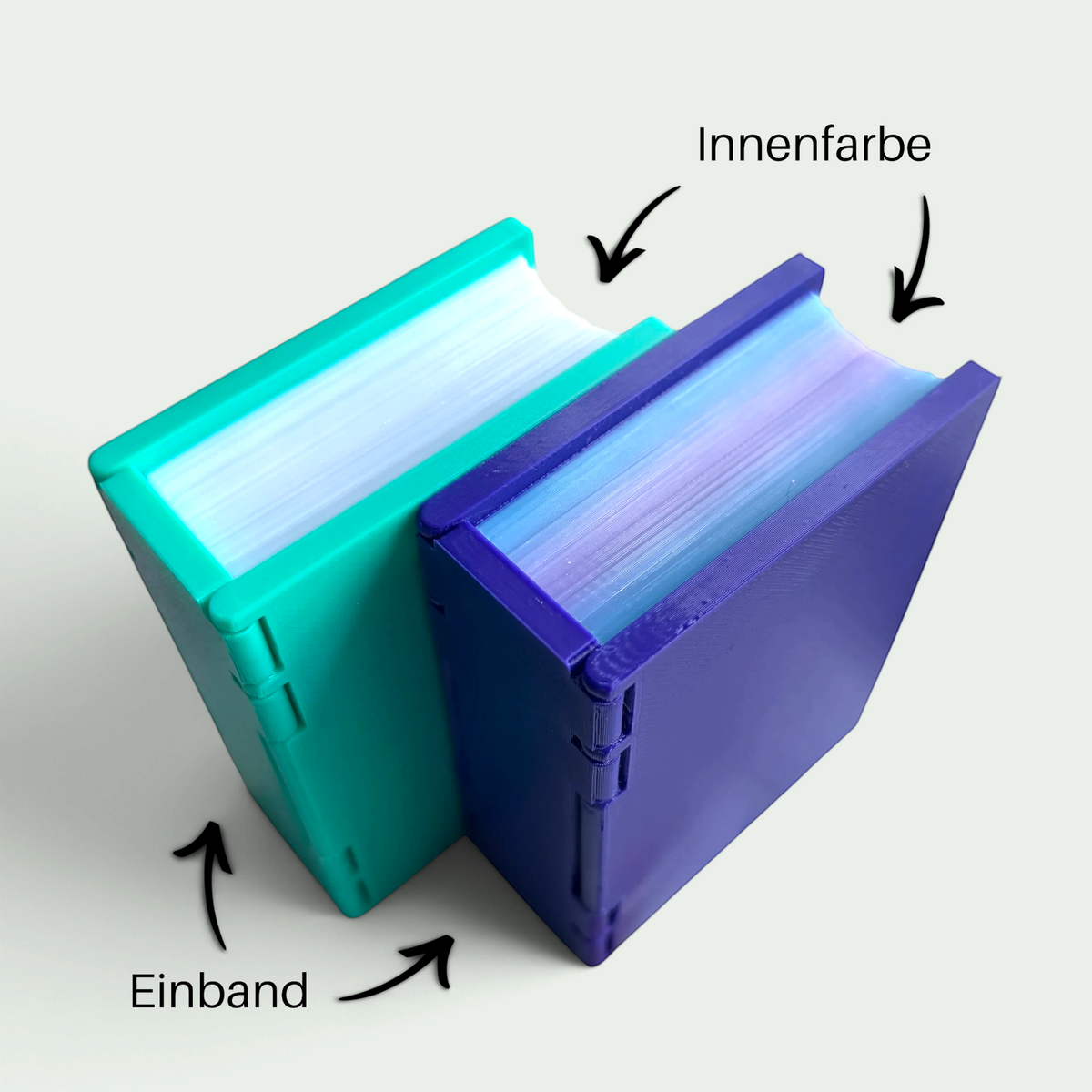 Zwei Schneckenschmiede Würfelbücher aus PETG in Türkis und Lila als kompakte Transportboxen für Pen and Paper Würfel.