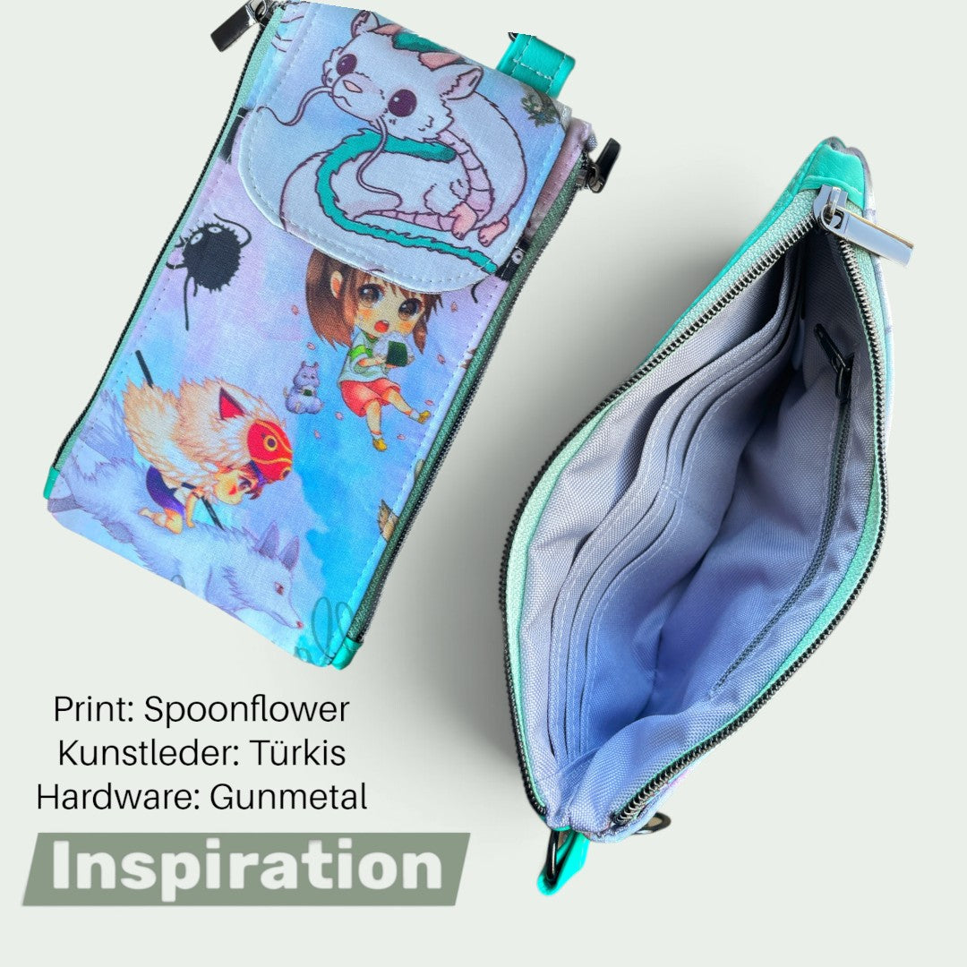 Schneckenschmiede Zip n Go Handytasche mit Anime-Print, türkisfarbenem Kunstleder und praktischen Kartenfächern.