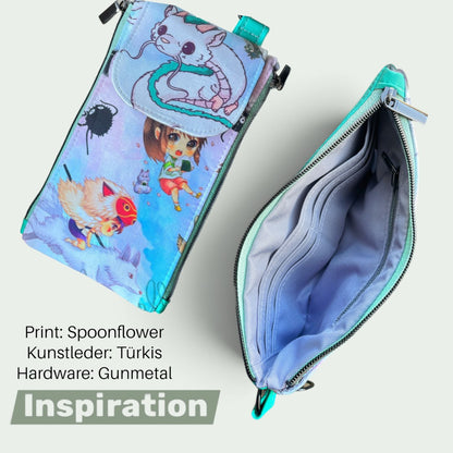 Schneckenschmiede Zip n Go Handytasche mit Anime-Print, türkisfarbenem Kunstleder und praktischen Kartenfächern.