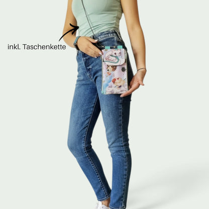 Schneckenschmiede Zip n Go Handytasche mit Anime-Print, Kartenfächern und flacher Kette als Umhängetasche getragen