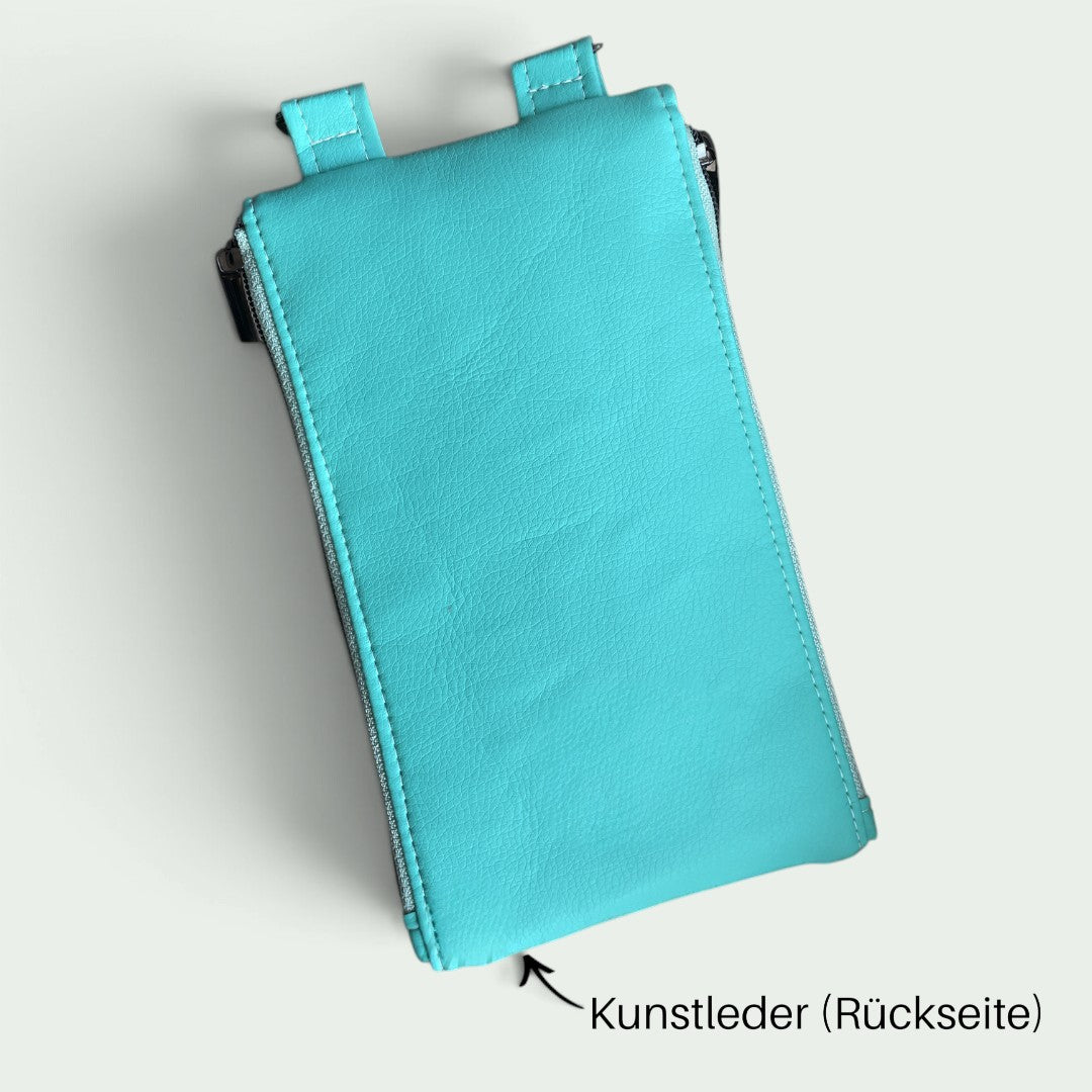 Schneckenschmiede Zip n Go Handytasche in Türkis aus Kunstleder, Rückansicht der kompakten Umhängetasche.