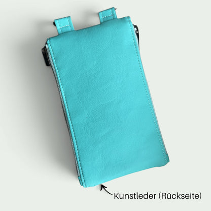 Schneckenschmiede Zip n Go Handytasche in Türkis aus Kunstleder, Rückansicht der kompakten Umhängetasche.